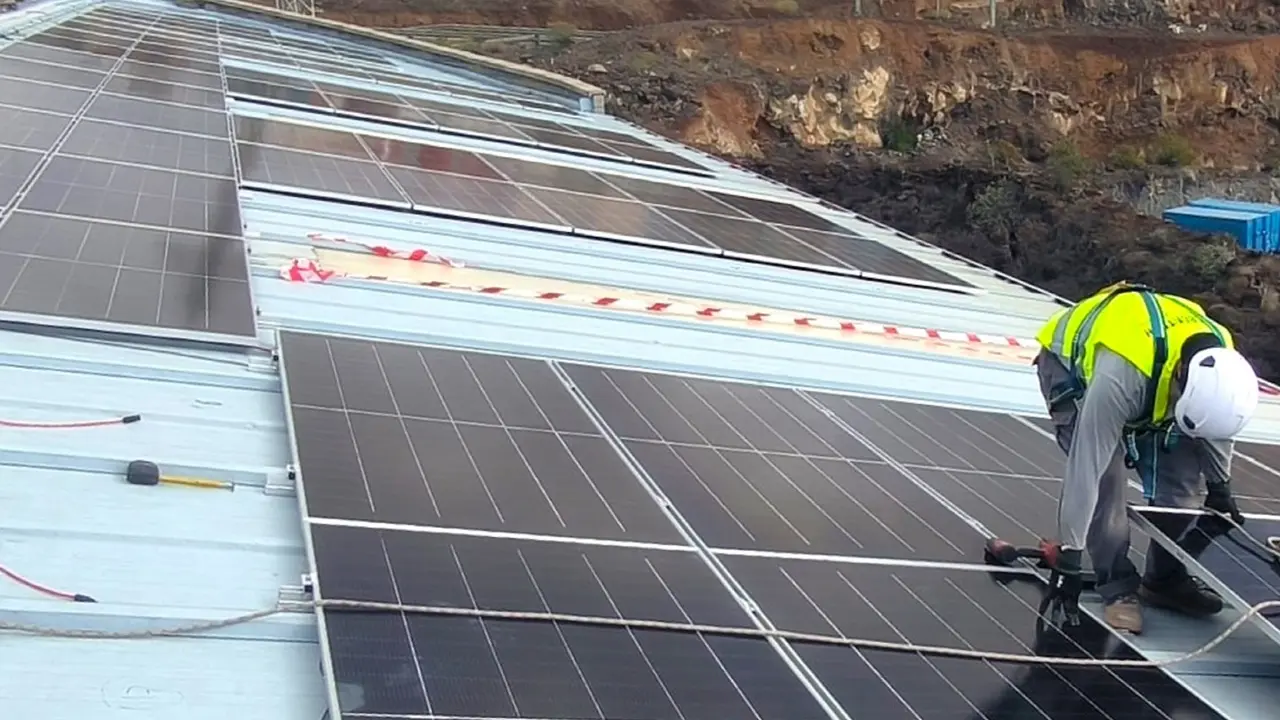 Instalaci&oacute;n de placas fotovoltaicas en pol&iacute;gono La Campana