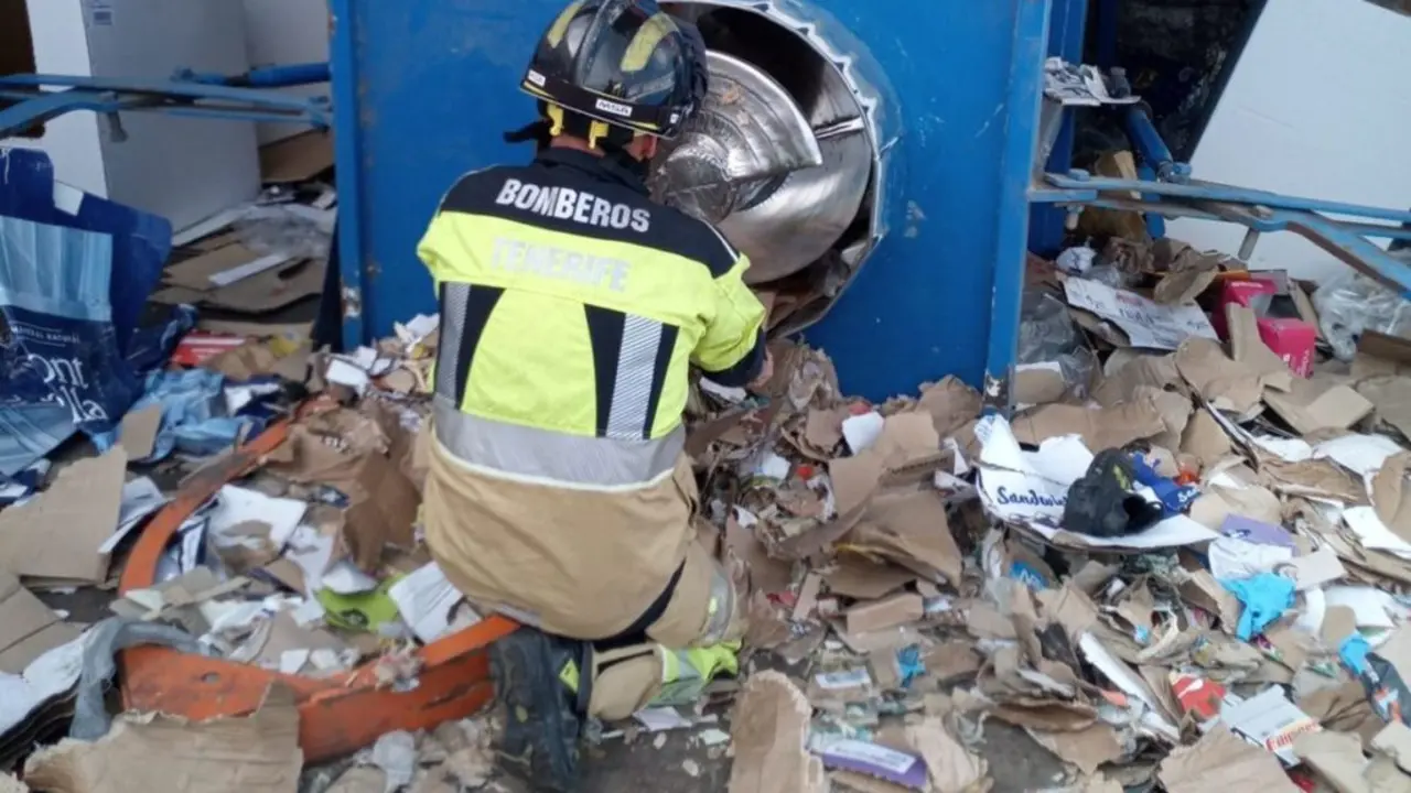 Los bomberos sacaron al hombre de 36 a&ntilde;os de la compactadora.