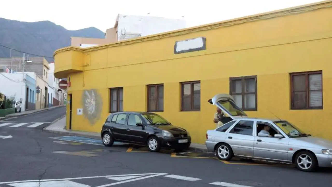 Familiares recogen a una anciana a las afueras del centro cerrado en 2017