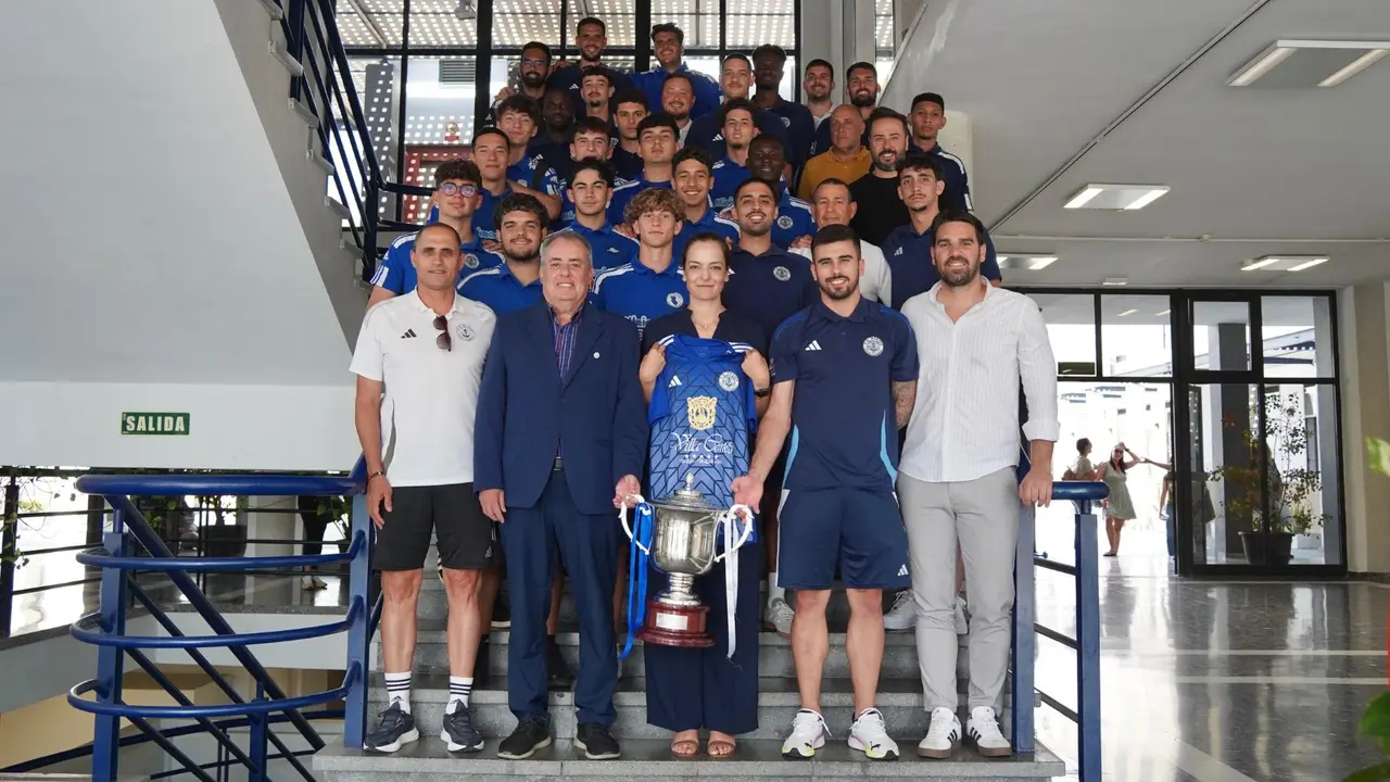 Recepci&oacute;n del consistorio de Arona al Marino con la Copa Heliodoro