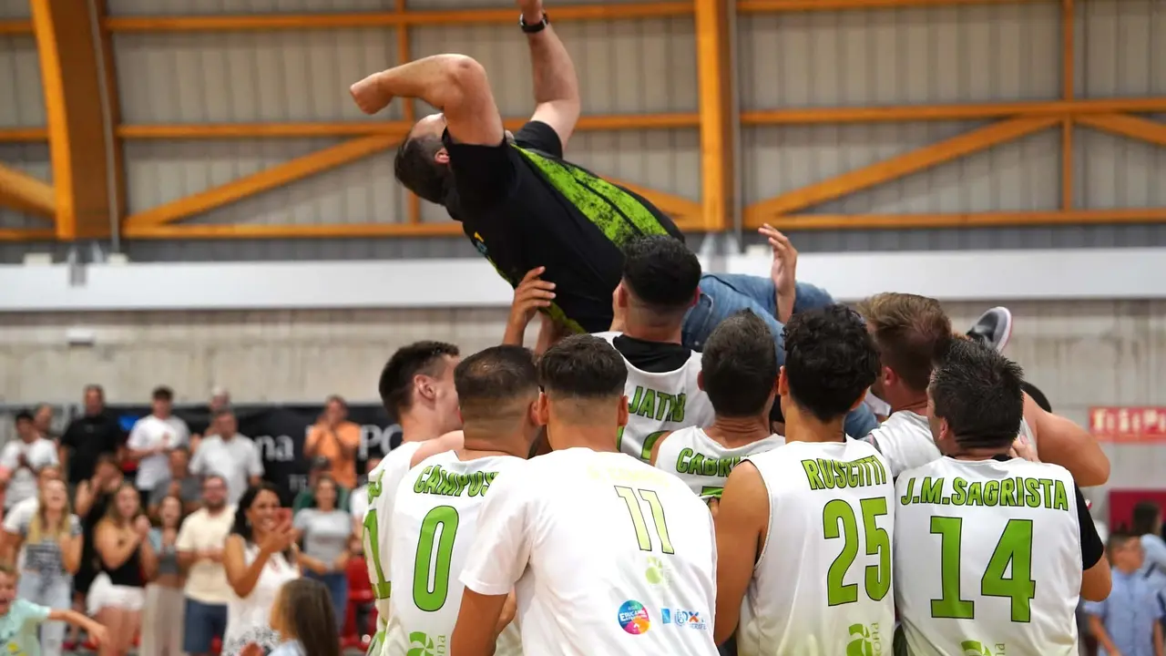 Los jugadores del Valle Sur mantean al entrenador Jes&uacute;s Gonz&aacute;lez.