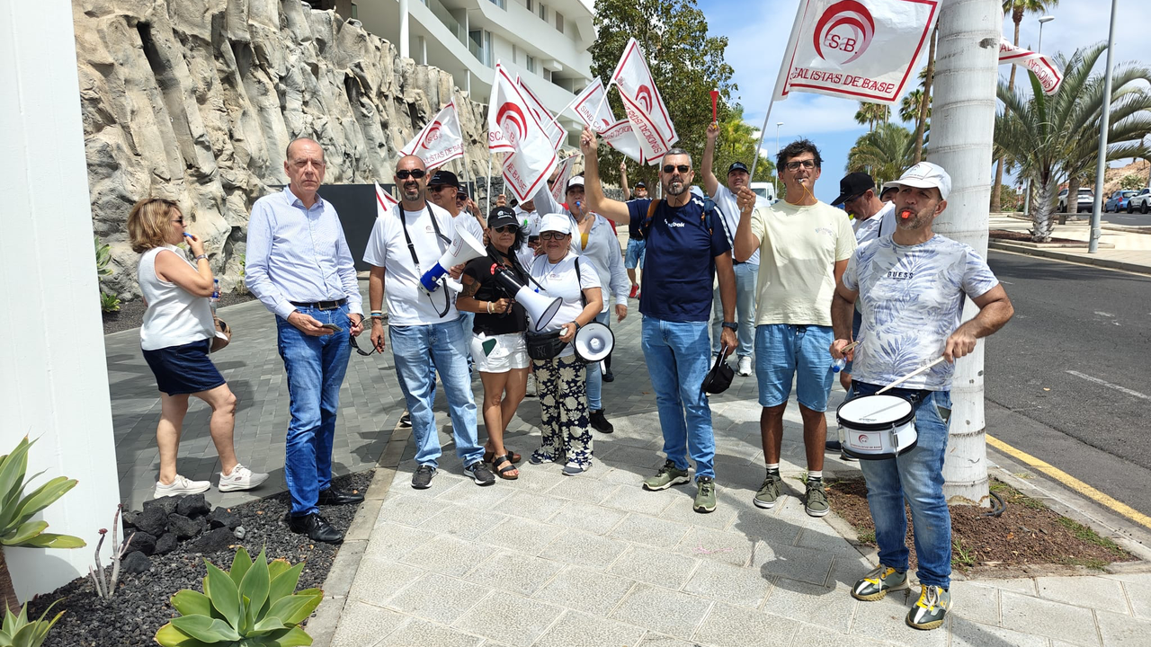 Sindicalistas de Base concentracion en el Barcel&oacute; Royal Hideaway Corales Suites