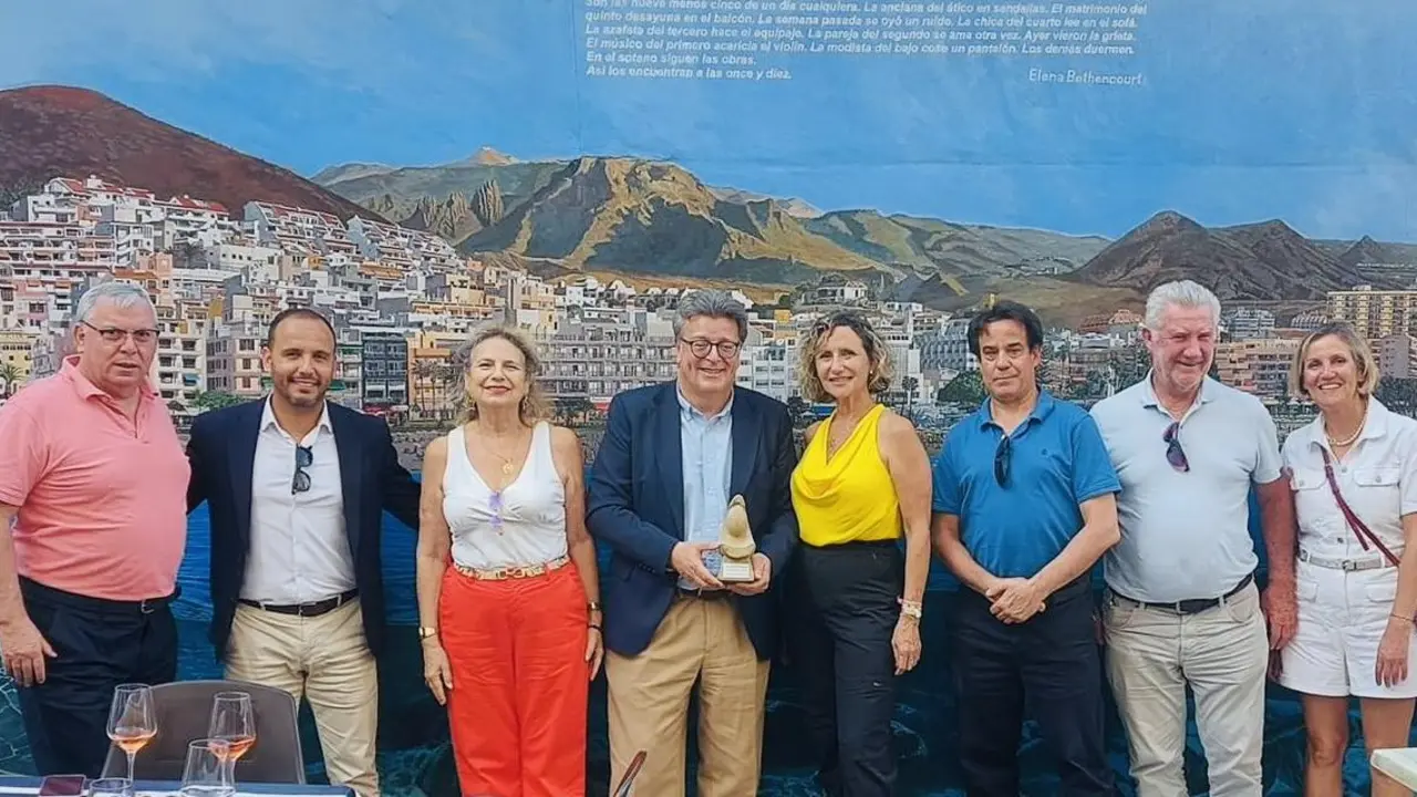 Jos&eacute; Carlos Acha, con la directiva de Espiques Itinerantes, con el gran mural de fondo.