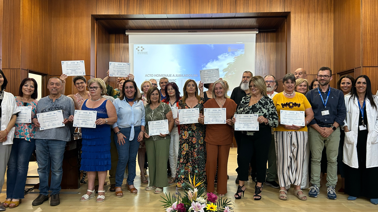 Foto de familia con algunos de los profesionales jubilados(1)
