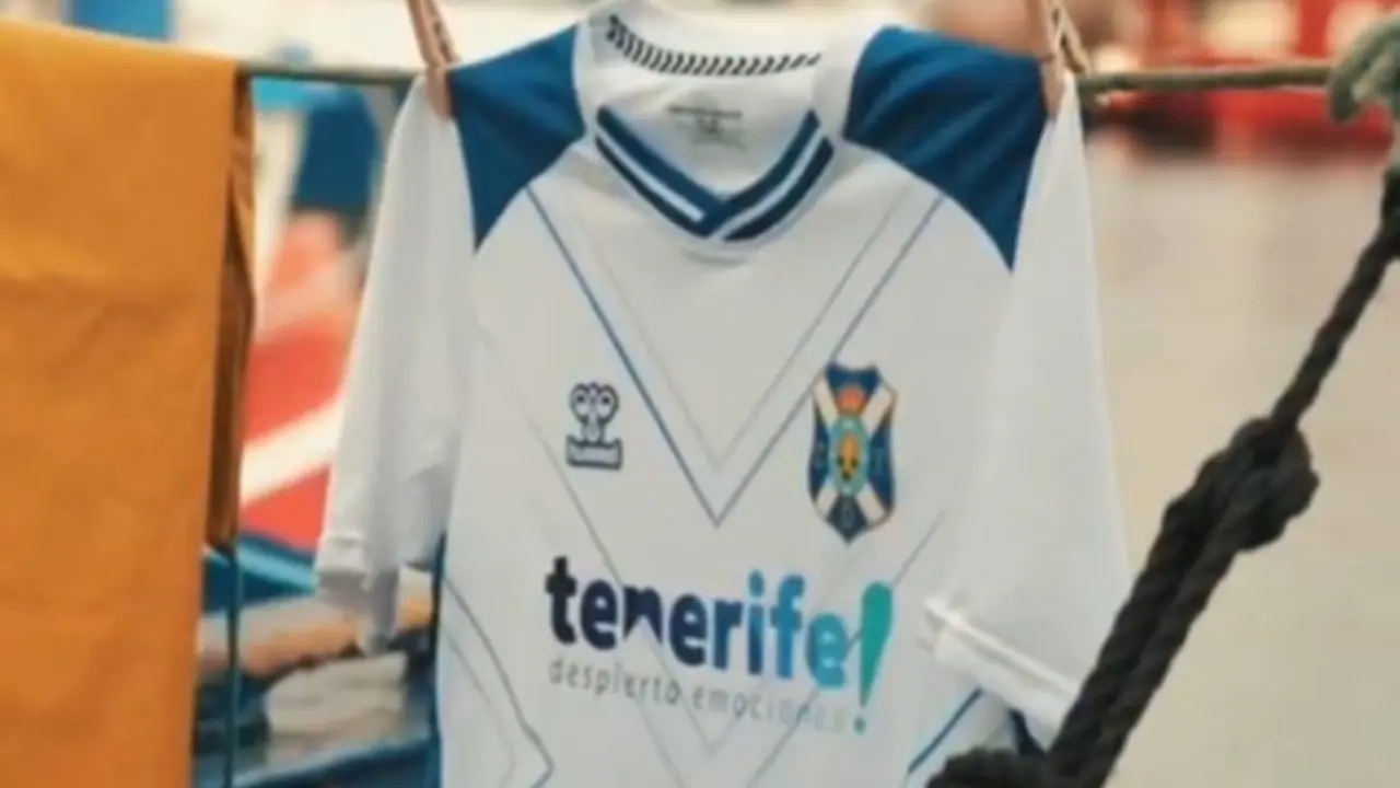 La nueva camiseta del CD Tenerife para la pr&oacute;xima temporada, en Primera RFEF.
