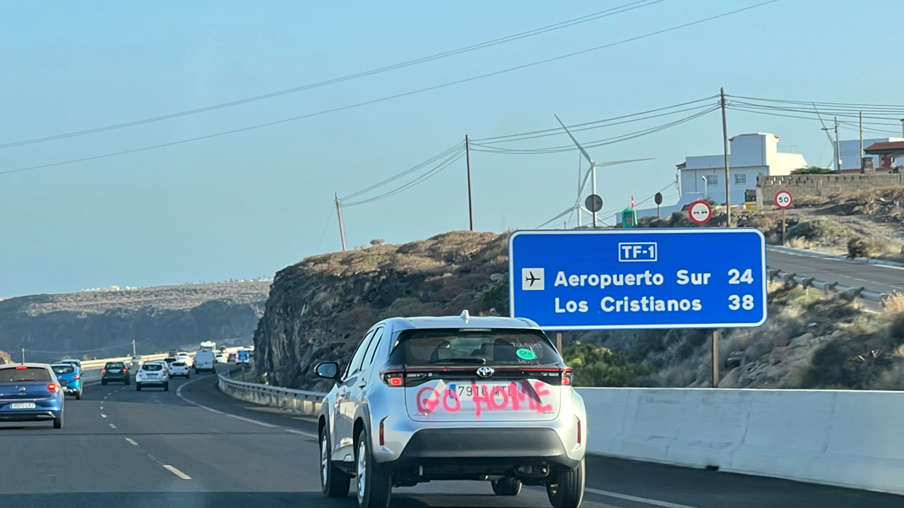 Vehiculo de alquiler vandalizado visto en la TF-1. Foto Claudia P&eacute;rez
