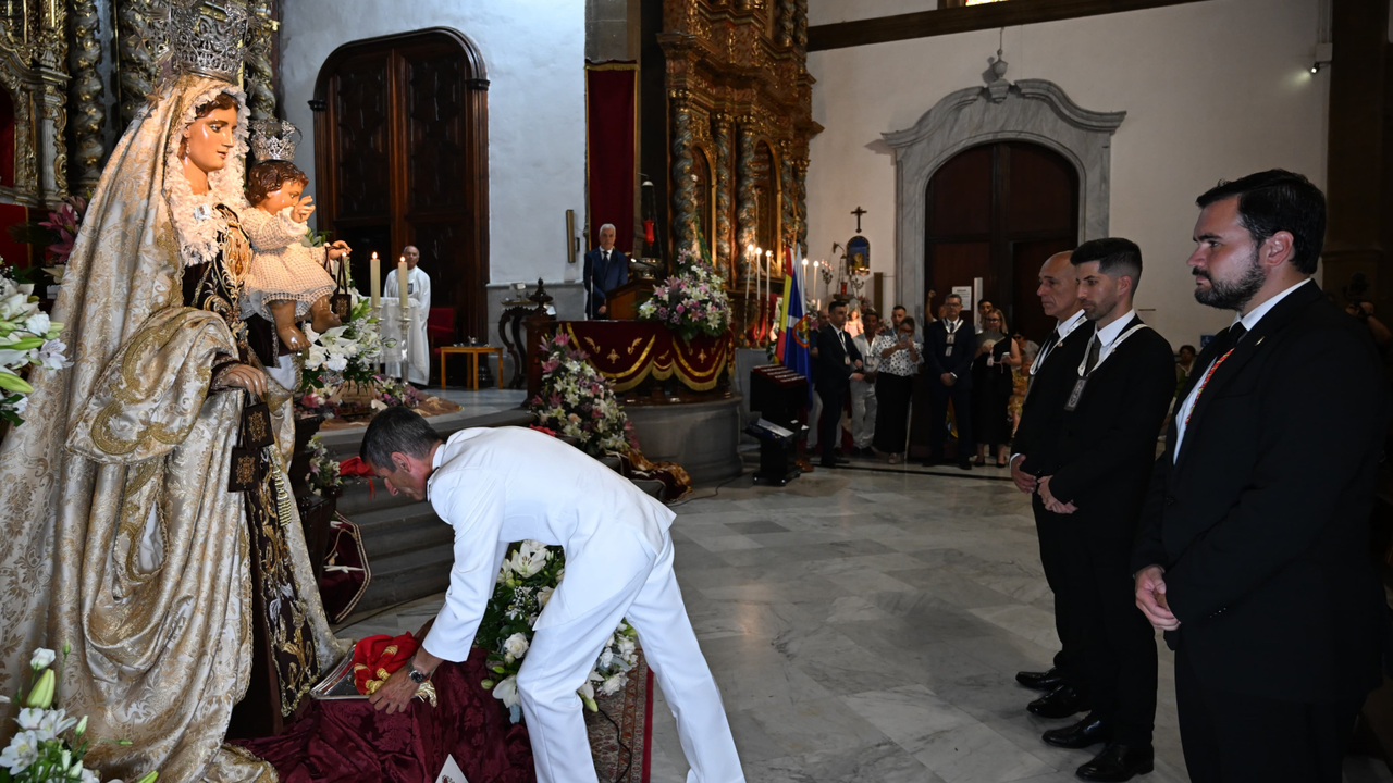 Imposici&oacute;n del Faj&iacute;n de La Armada a la Virgen del Carmen en Puerto de la Cruz. Foto Mois&eacute;s P&eacute;rez-14(1)