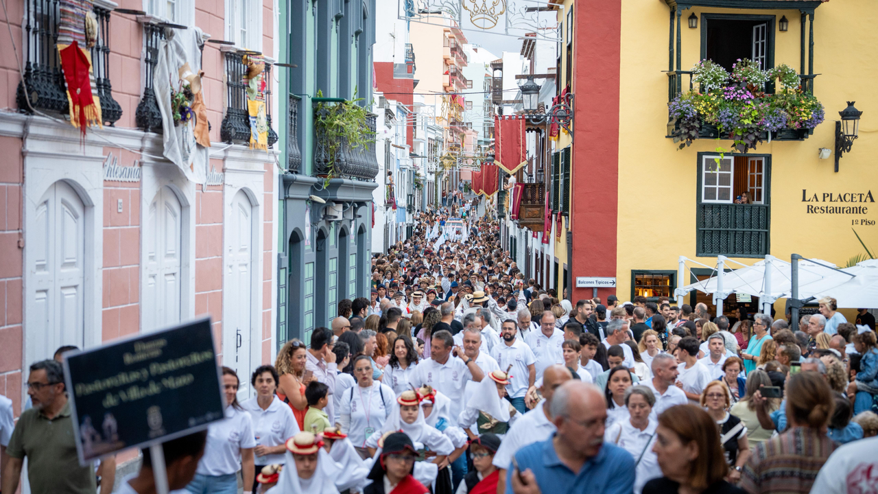 Foto Las calles de Santa Cruz de La Palma sonaron al son de flautas, casta&ntilde;uelas, tambores y bucios con las Danzas Romeras