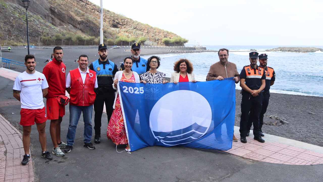 BANDERA AZUL 2025_ foto de grupo en playa de La Arena (Tacoronte)(1)