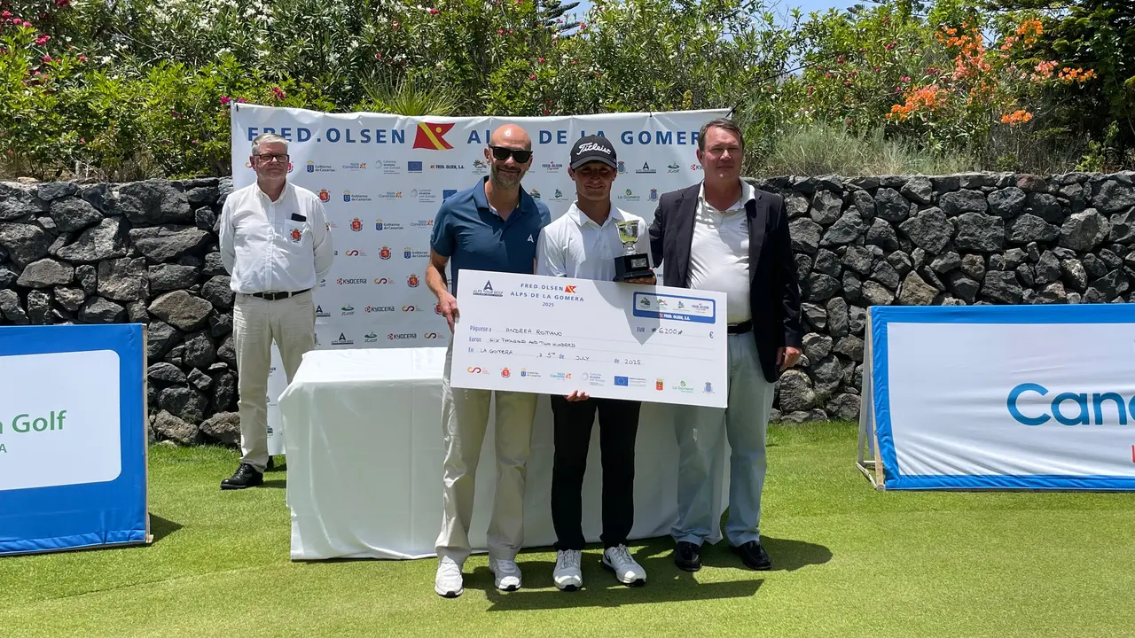 El golfista italiano entre los directores del torneo y del campo de golf, Pia y Primos Prosmik, respectavemente