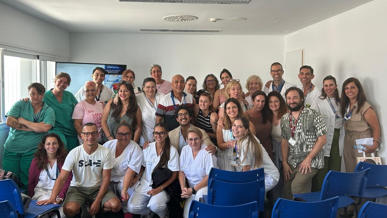 Foto de familia de la reuni&oacute;n para abordar el primer a&ntilde;o del Hospital de D&iacute;a Oncol&oacute;gico