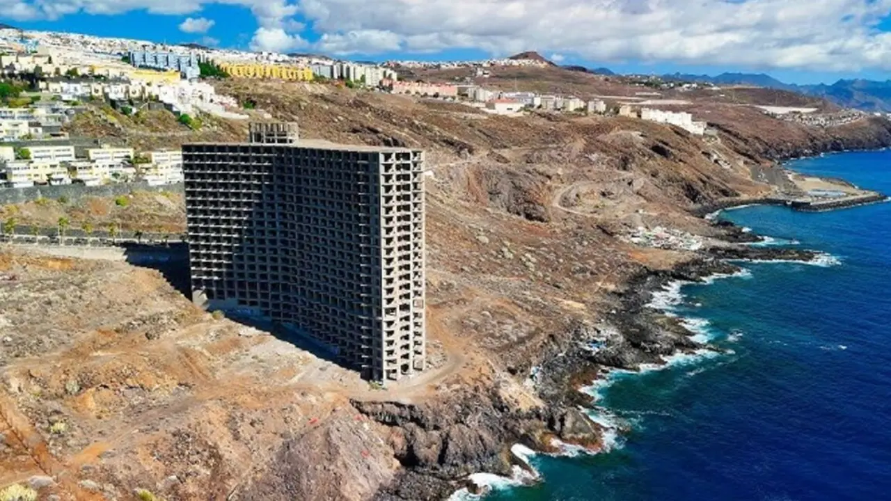 El esqueleto del edificio de A&ntilde;aza, construido en 1973.