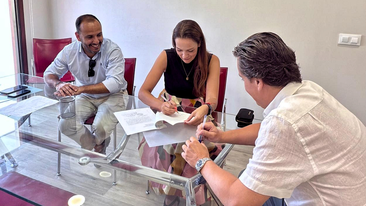 Arona firma notario F&aacute;tima Lemes y Javier Baute