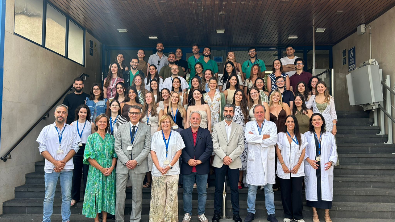 Foto de familia de los residentes que finalizan su formaci&oacute;n