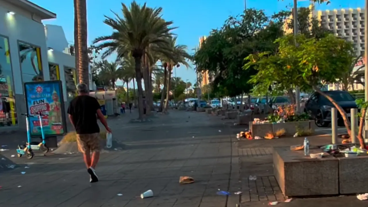 Basura a primera hora de la ma&ntilde;ana en Playa de Las Am&eacute;ricas