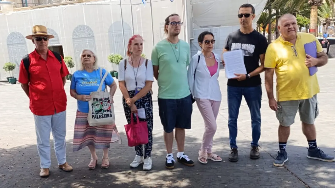 Los activistas antes de entregar el manifiesto en el Cabildo