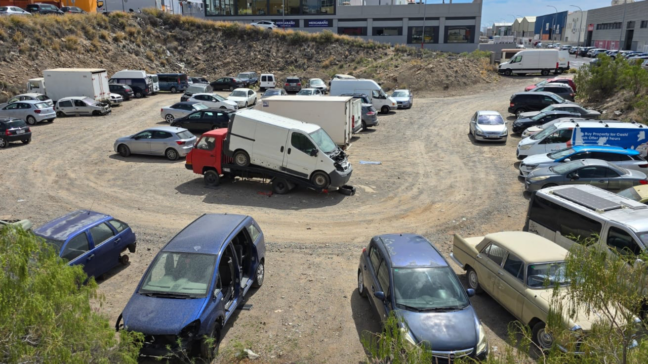 Solar coches abandonados en Las Chafiras