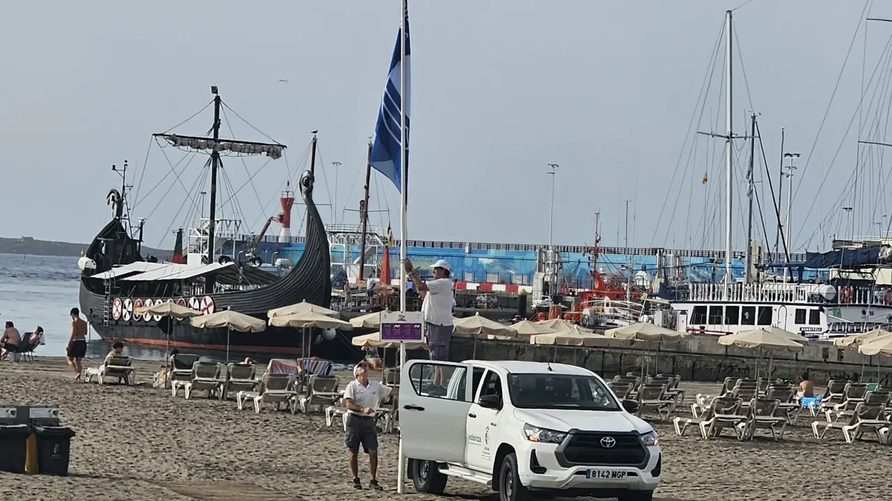 Operarios de Valoriza izan esta ma&ntilde;ana la Bandera Azul en la playa de toda la vida de Los Cristianos