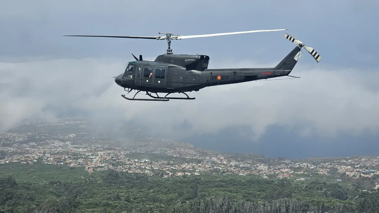 Dos helic&oacute;pteros, como este Superpuma, vigilan desde julio los montes de Tenerife. Norchi