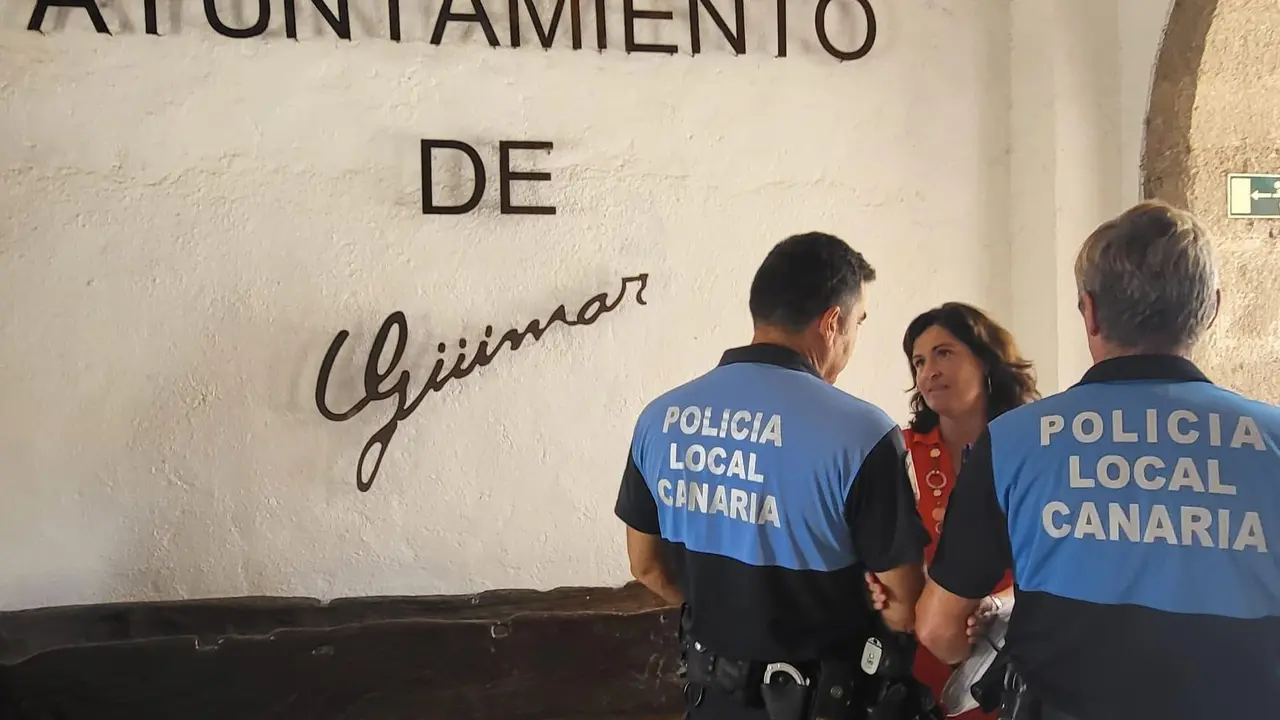 Luisi Castro, con dos agentes en la puerta del Ayuntamiento