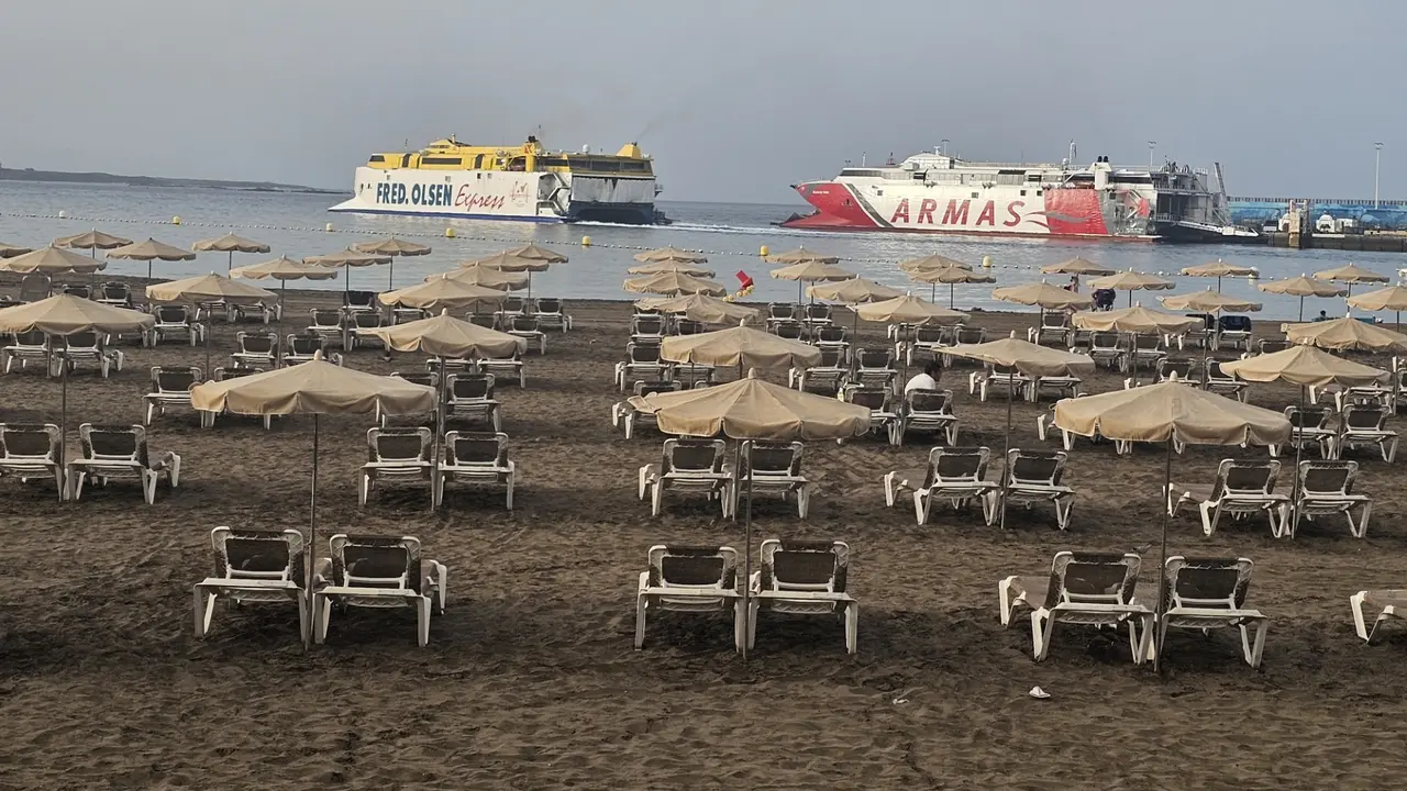 El puerto de Los Cristianos frente a la playa del mismo nombre. / Norchi