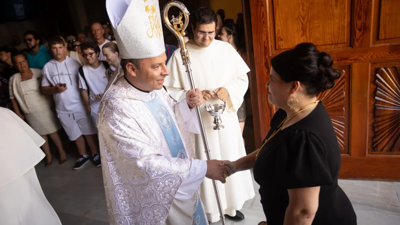 El obispo Eloy Santiago saluda a Mari Brito, alcaldesa de Candelaria.