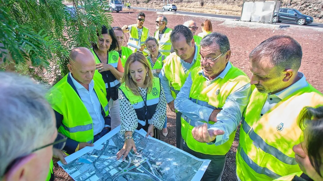 La presidenta del Cabildo, alcalde de Arafo y t&eacute;cnicos, en la apertura de los ramales.