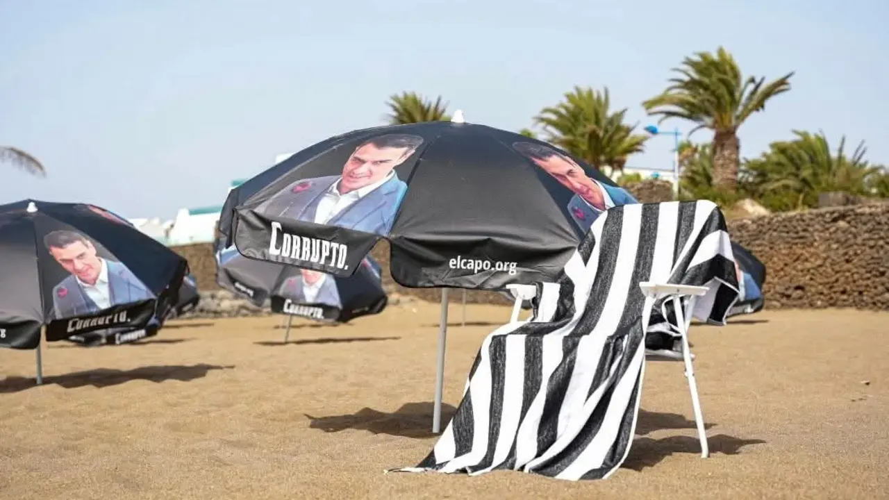 Sombrillas con la cara de Pedro S&aacute;nchez en La Mareta
