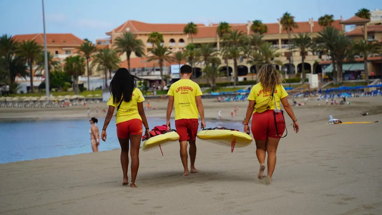 Arona tiene una amplia red de playas que tiene que vigilar