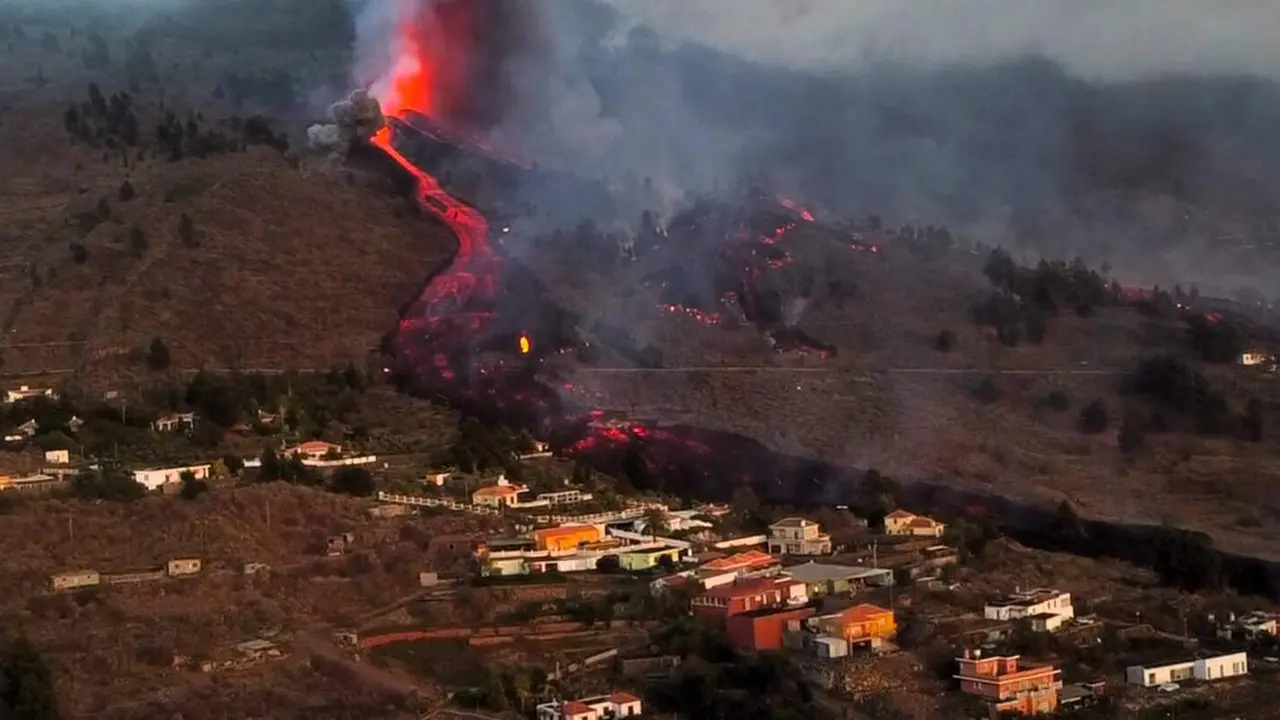 primeros-momentos-de-la-erupcion-muy-cerca-del-nucleo-de-El-Paraiso