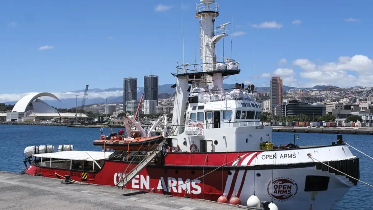 El Open Armas, definido por Abascal como"barco negrero", lleg&oacute; hgoy a Teneroife.