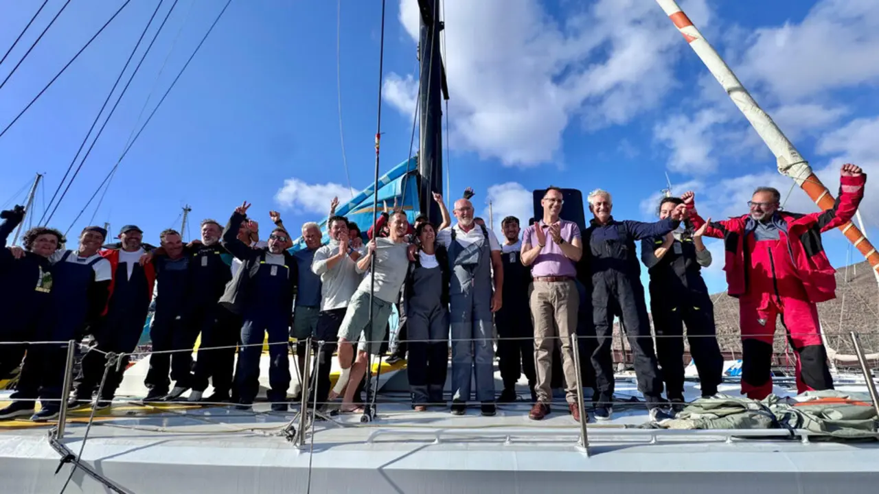 020925 Llegada de la embarcaci&oacute;n Desaf&iacute;o 533 al Puerto de San Sebasti&aacute;n, que se proclama vencedora de la XXXI Regata Oce&aacute;nica Palos &ndash; La Gomera