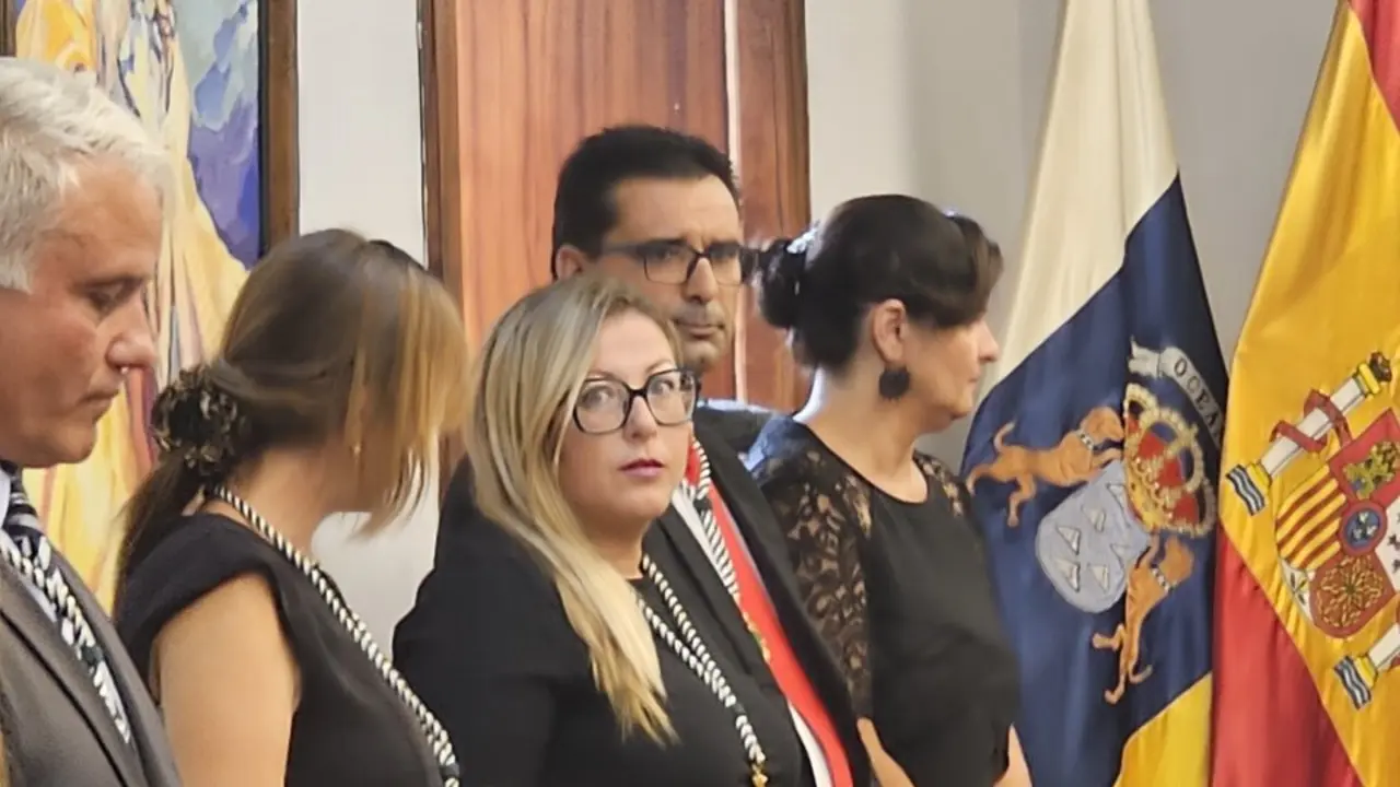 Patrcia Encinoso, en el centro, durante el, pleno de la moci&oacute;n de vensura. / Norchi