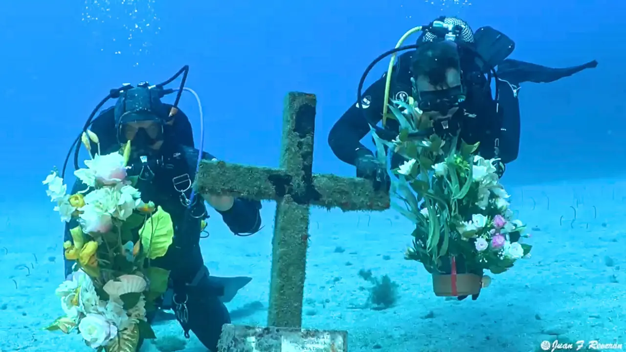 Ofrenda a la Virgen del Carmen en el fondo del mar 03