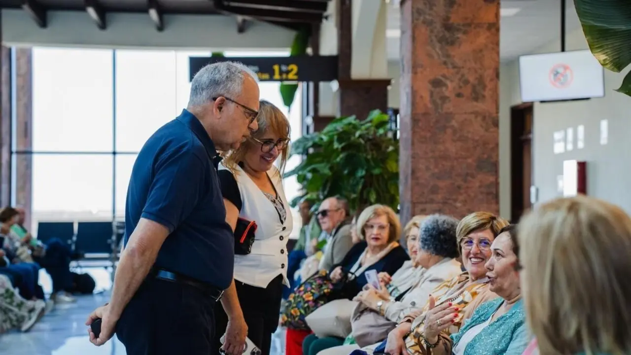 120925 El presidente del Cabildo, Casimiro Curbelo, y la consejera insular de Pol&iacute;tica Social, Rosa Elena Garc&iacute;a