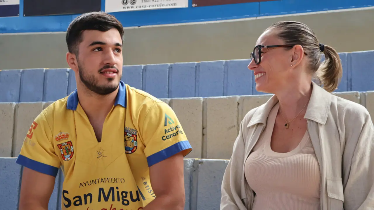 La concejala de Turismo, Laura Paiz conversa con el luchador sanmiguelero Cristo Le&oacute;n