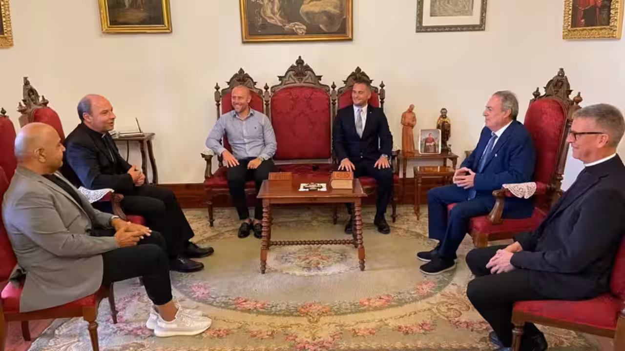 En el centro, los emporesarios Errico, en la visita al obispo para presemtarles el proyecto Estrella enla Calle.