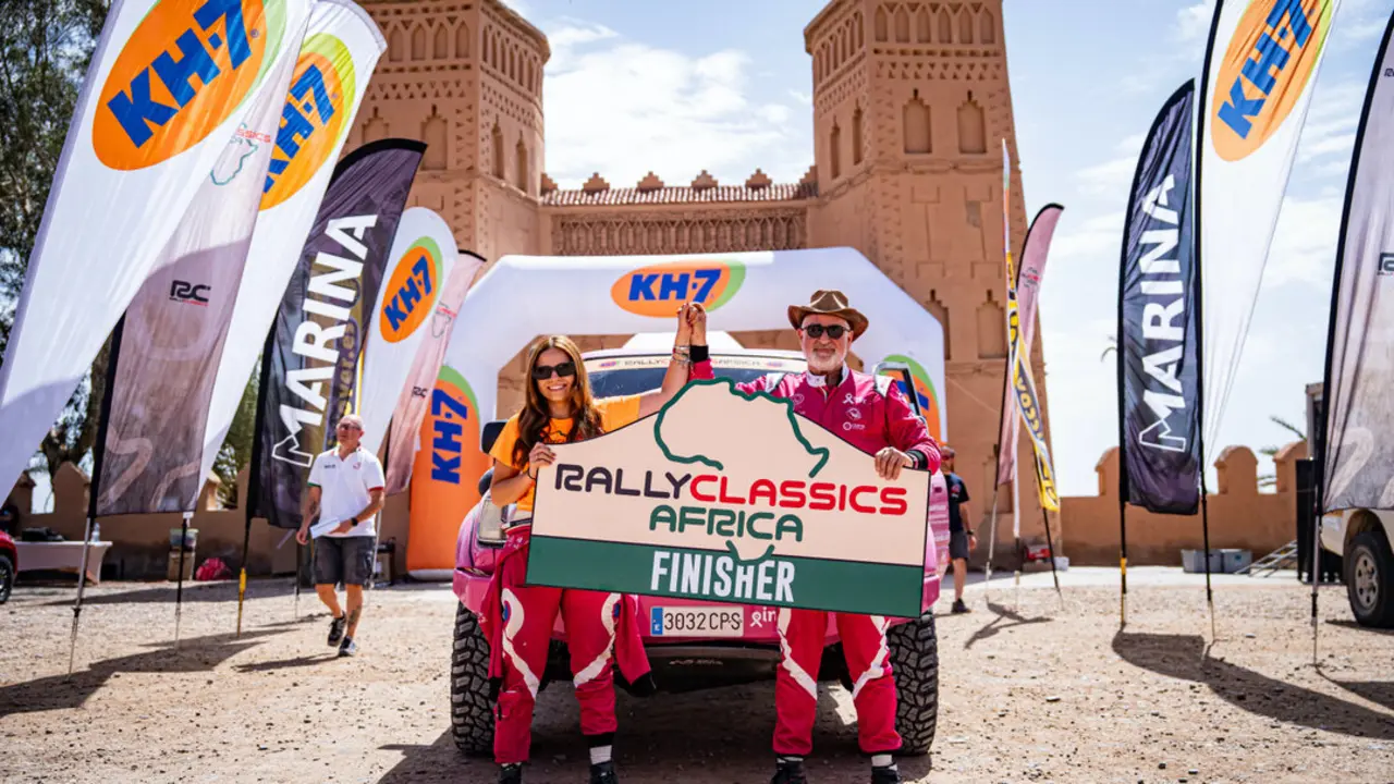 Tabatha Rom&oacute;n y Rafa Lesmes en la l&iacute;nea de meta del RallyClassics &Aacute;frica.