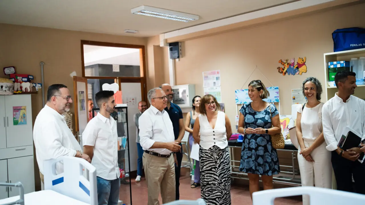 180925 El presidente del Cabildo, Casimiro Curbelo, y el consejero regional de Educaci&oacute;n, Poli Su&aacute;rez, en su visita al CIFP La Gomera(1)