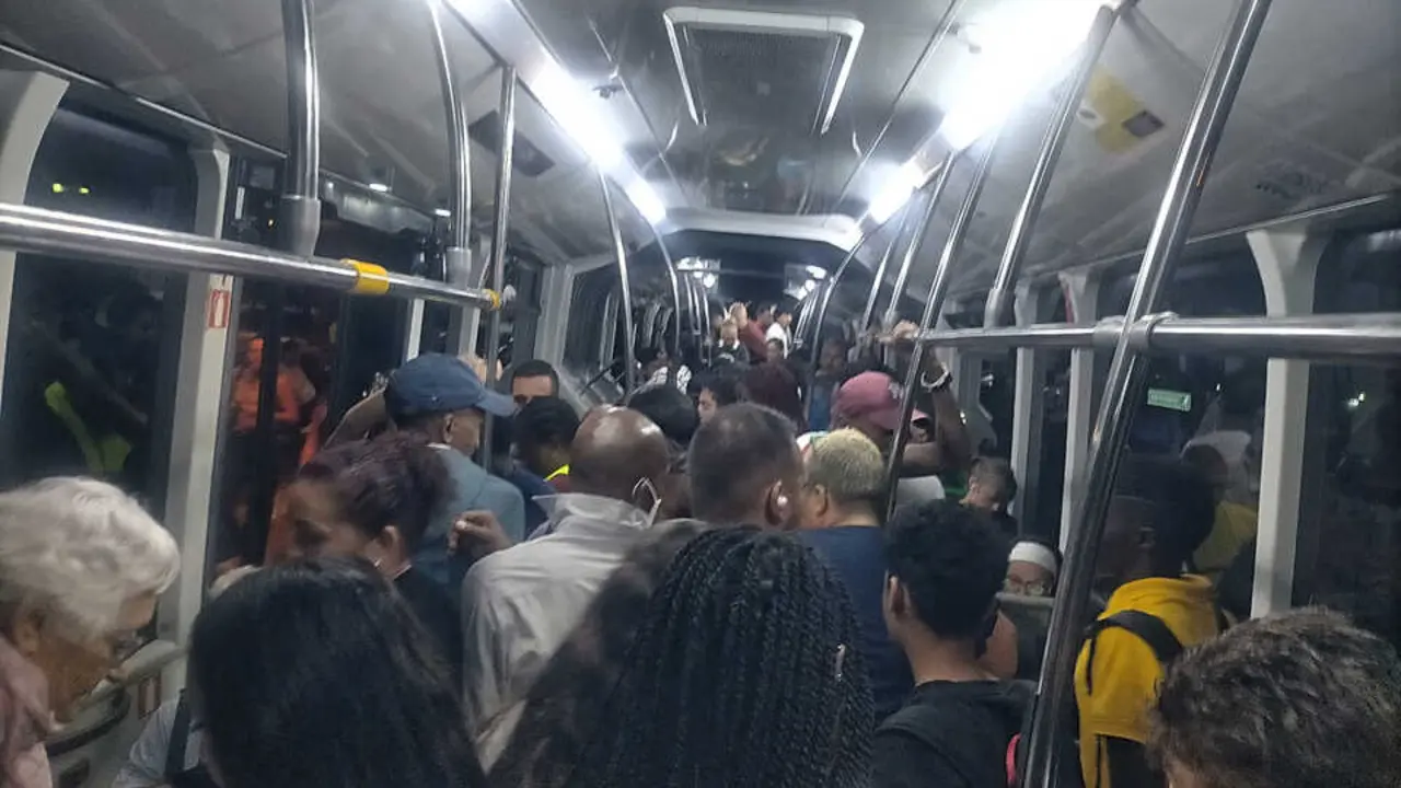En la guagua como sadinas en lata