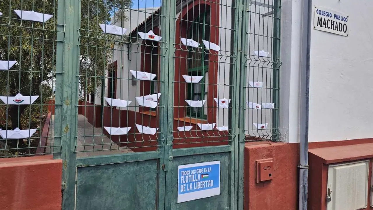 Singular Flotilla en el exterior del Colegio P&uacute;blico Machado. / Norchi