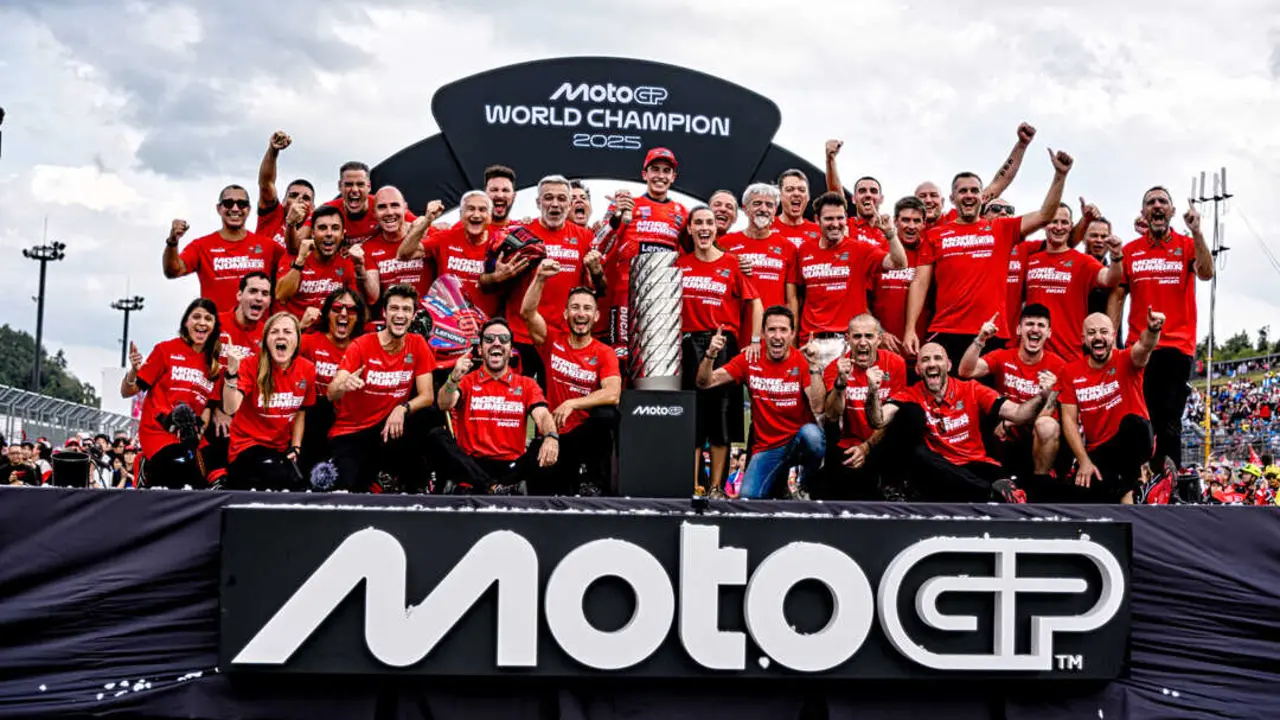 Marc M&aacute;rquez y Ducati, Campeones del Mundo de MotoGP 2025 (6)(1)