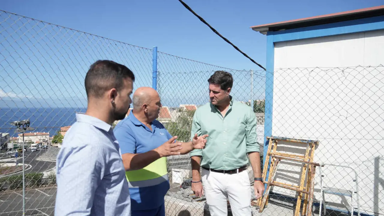 Foto del alcalde visitanto los dep&oacute;sitos municipales(1)