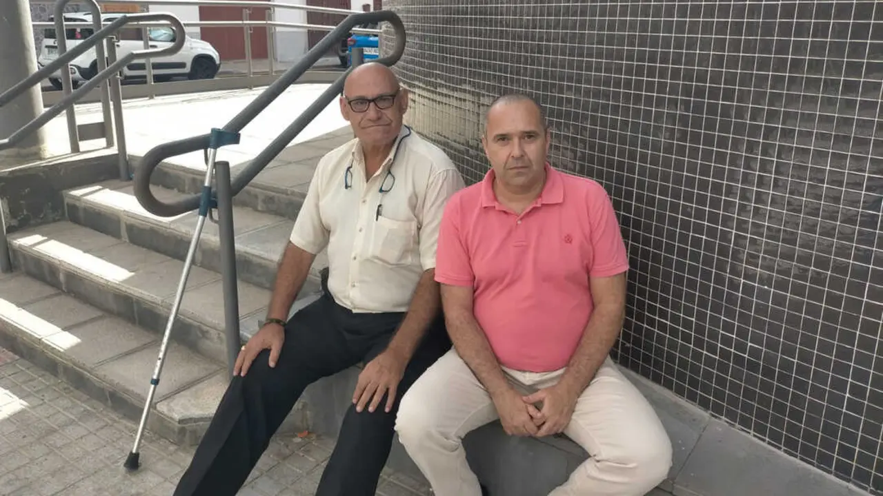 Lucas Casa&ntilde;a de Podemos Arona en compa&ntilde;&iacute;a de Genaro Vargas