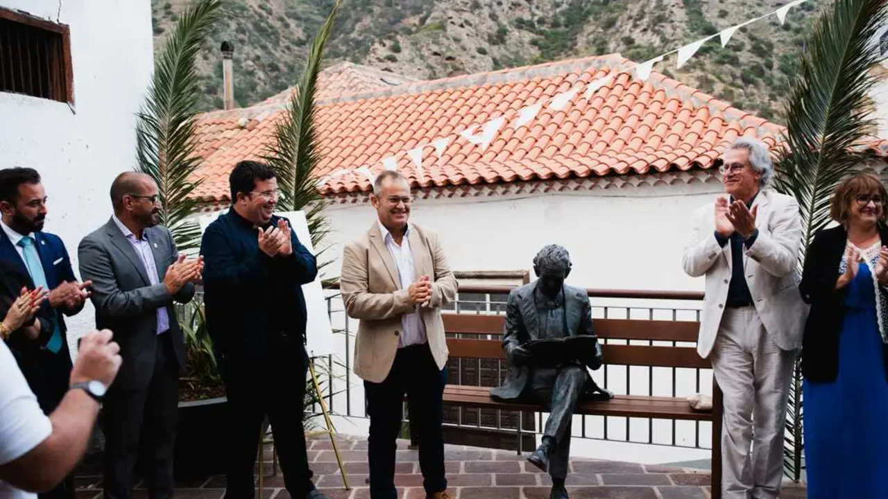 La estatua del poeta natural de Vallehermoso ya restaurada