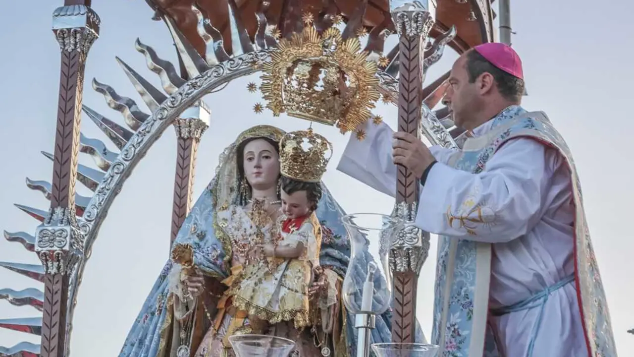 El obispo Eloy Santiago fue el encargado de coronar a la Virgen