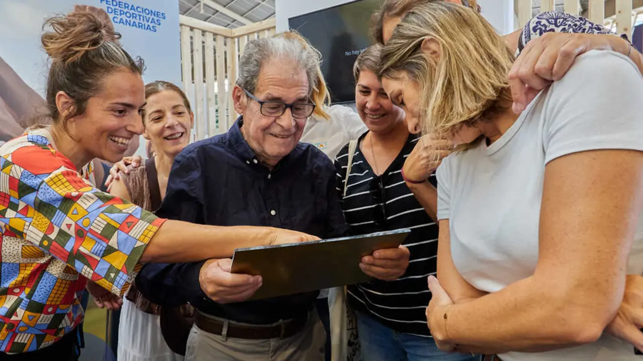 Emotivo homenaje a Paco Apeles por la FCB y todo el baloncesto canario