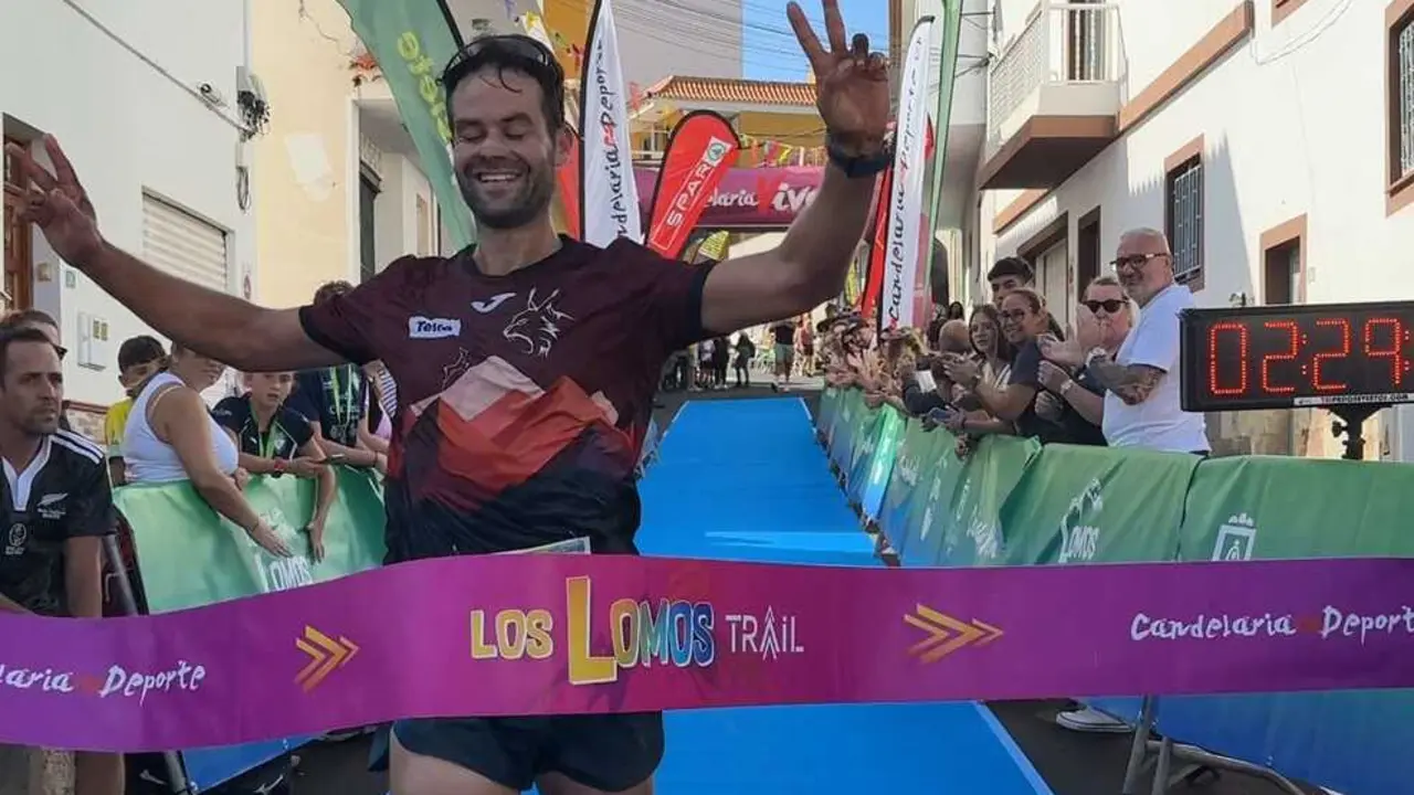 Llegada a meta del ganador masculino de la prueba