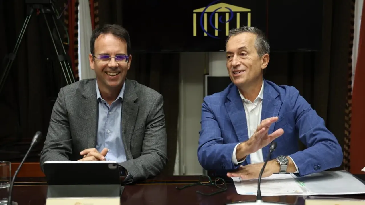 Adasat Reyes (izq.) durante la Comisi&oacute;n de Cabildos Insulares en el Parlamento de Canarias