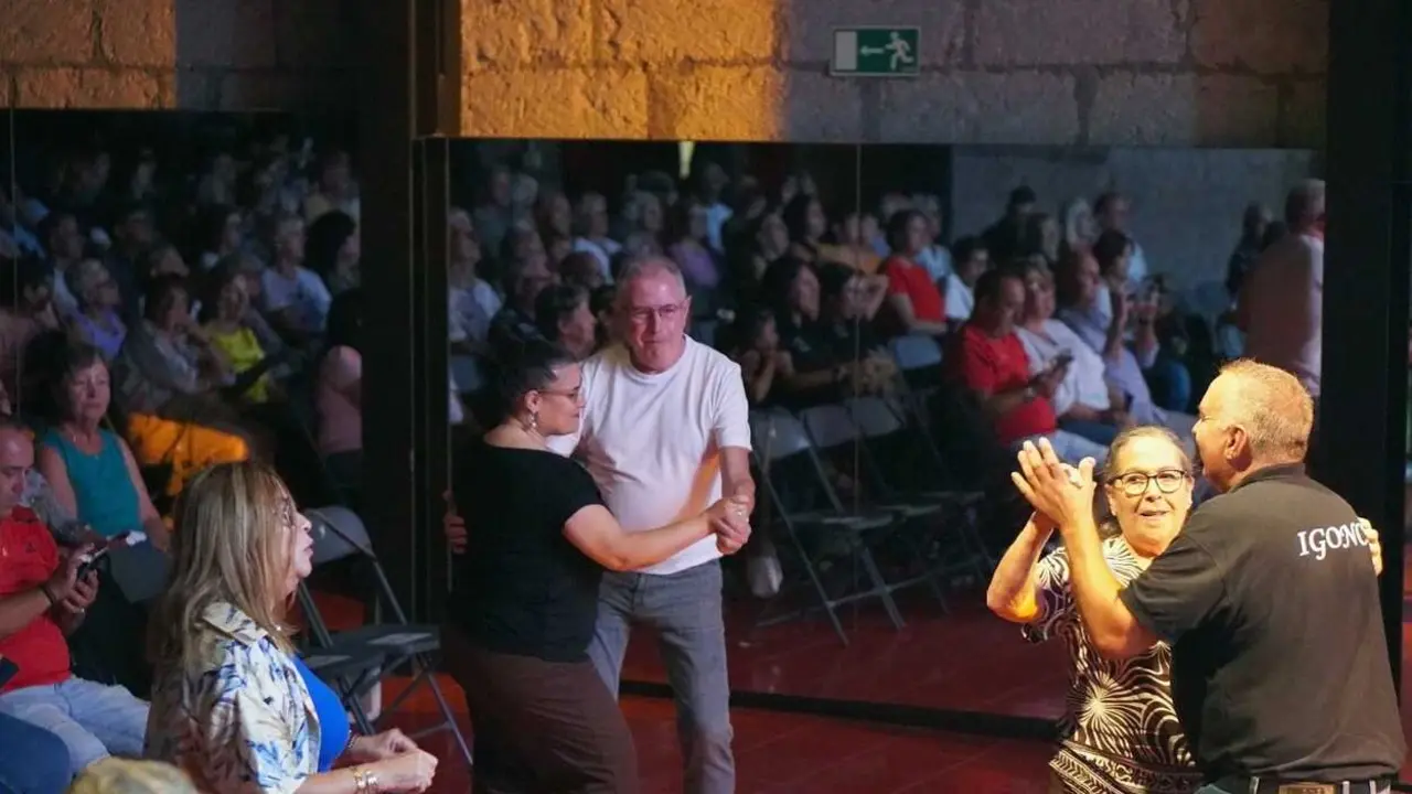 La alcaldesa Mari Brito  y el primer teniente de Alcalde, Jorge Baute no desaprovecharon la ocasi&oacute;n para bailar.
